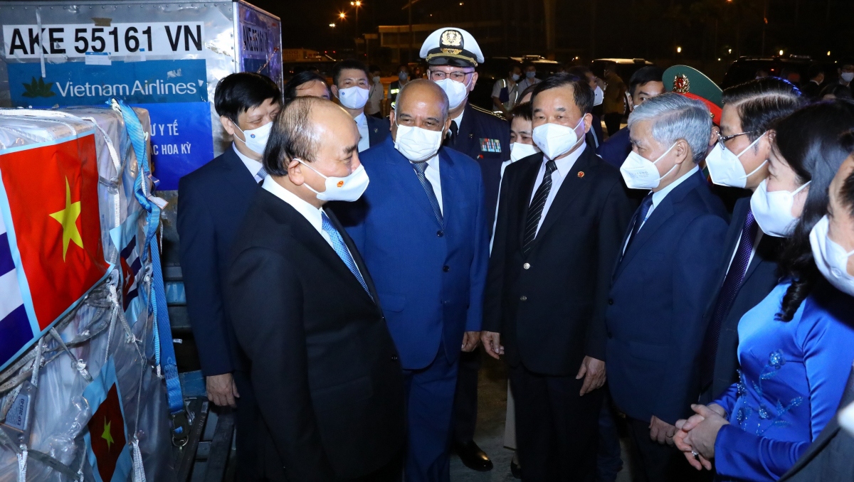 Vietnam receives more COVID-19 vaccines, medical equipment